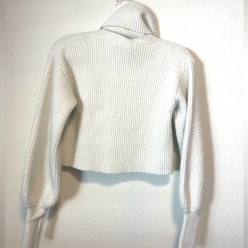 White Q2 turtleneck